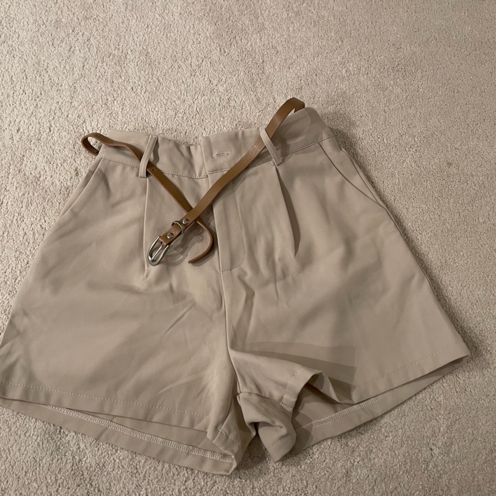Excellent condition beige shorts